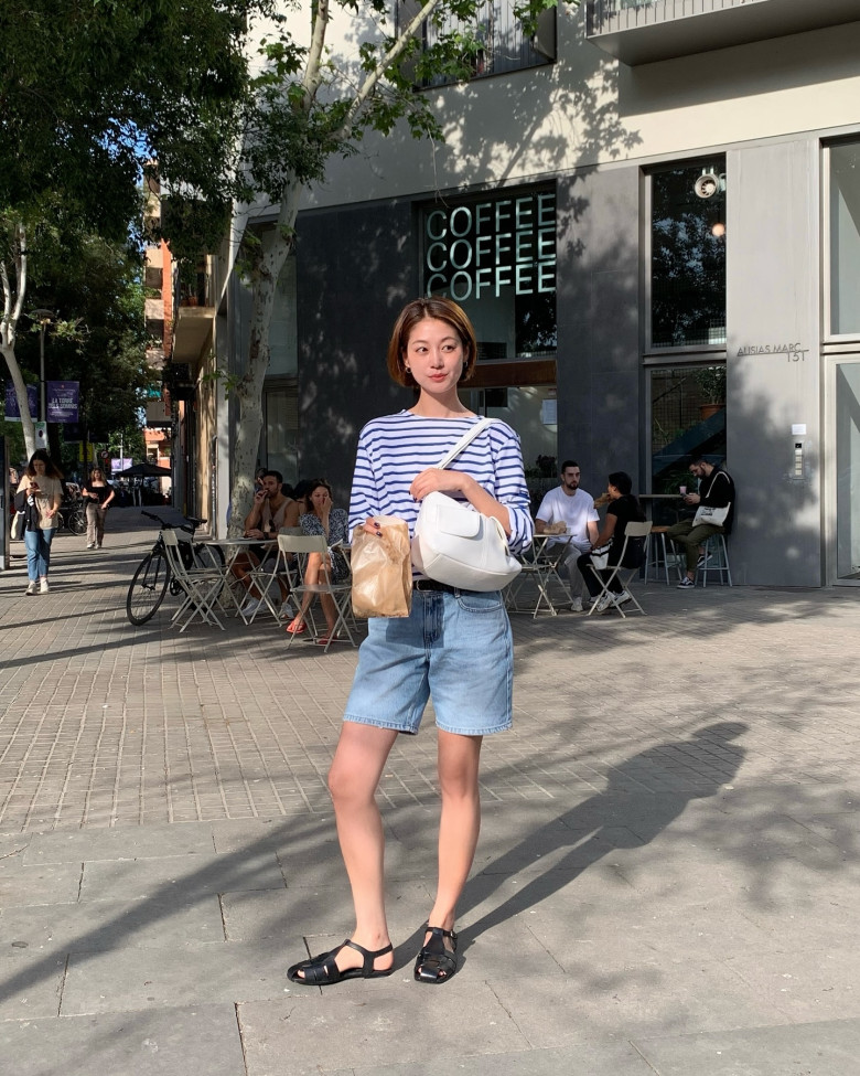 Áo kẻ ngang "phủ sóng" khắp nơi: 10 kiểu phối đồ giúp chị em tuổi nào diện cũng trông trẻ trung, sành điệu - 10