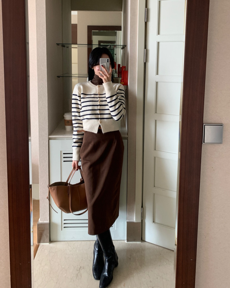 Áo kẻ ngang "phủ sóng" khắp nơi: 10 kiểu phối đồ giúp chị em tuổi nào diện cũng trông trẻ trung, sành điệu - 8