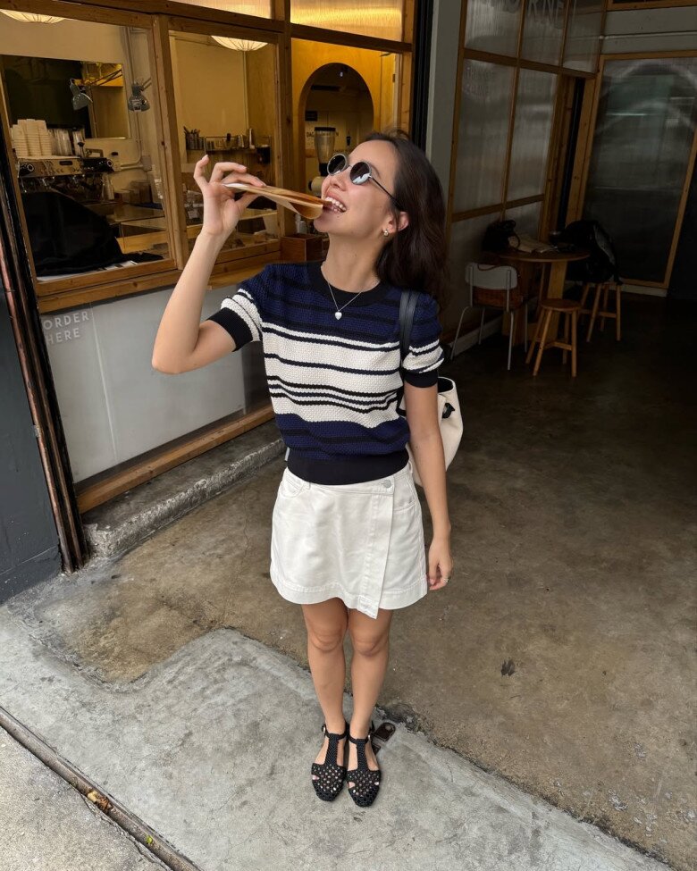 Áo kẻ ngang "phủ sóng" khắp nơi: 10 kiểu phối đồ giúp chị em tuổi nào diện cũng trông trẻ trung, sành điệu - 9