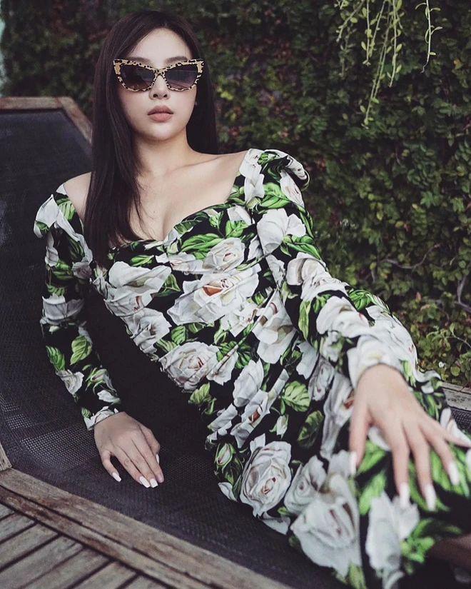 Chị đẹp Hà Thành được mẹ chồng cưng chiều, sắm núi hàng hiệu cho con dâu mặc quanh năm không hết - 7