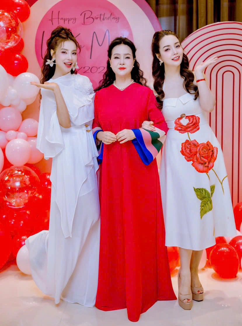 &#34;Cô Trúc&#34; Mai Thu Huyền khoe ảnh gia đình: Mẹ ruột thời trẻ xinh như mộng, hai con gái đều thừa hưởng &#34;gen cực phẩm&#34; - 13