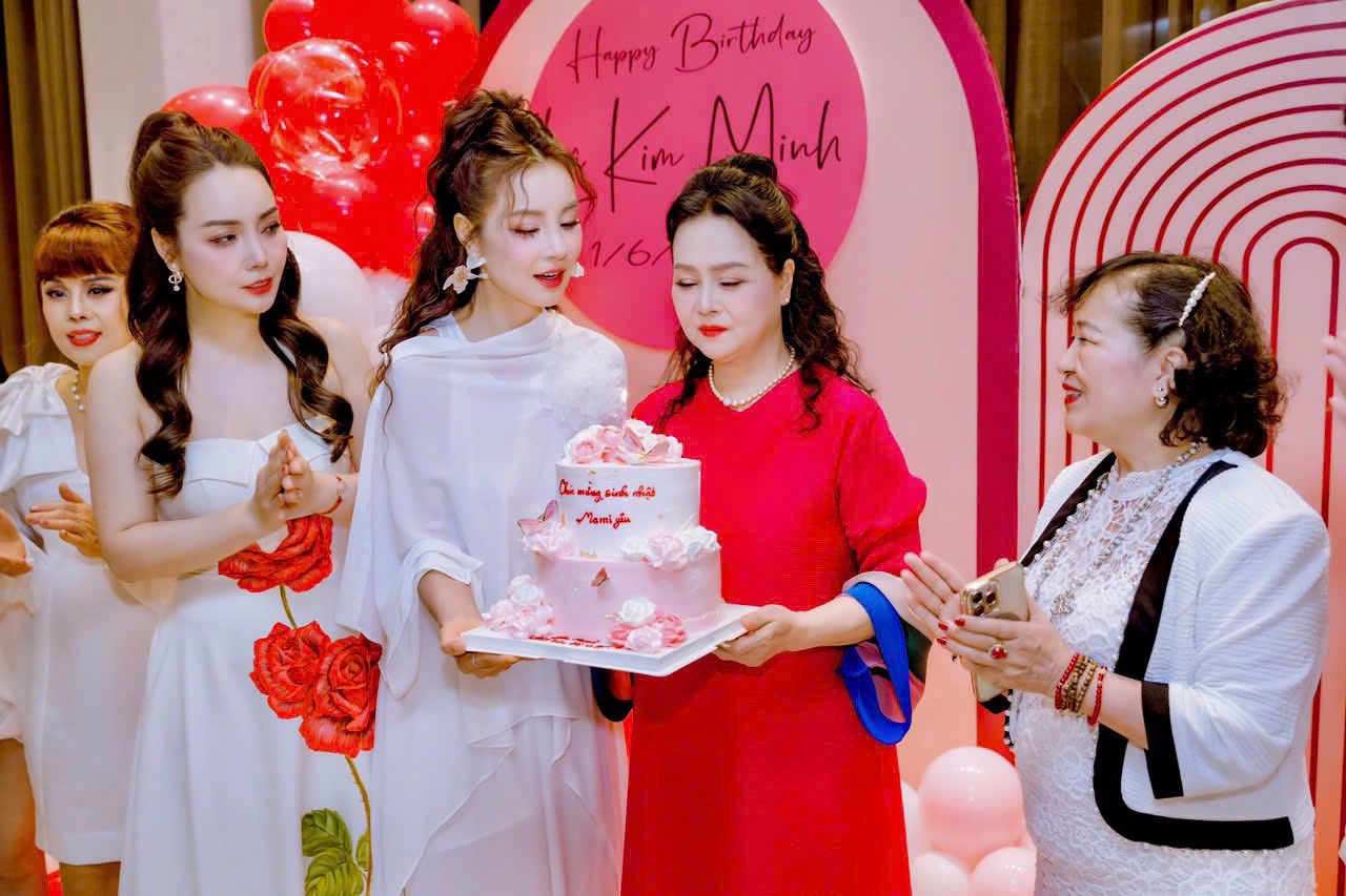 &#34;Cô Trúc&#34; Mai Thu Huyền khoe ảnh gia đình: Mẹ ruột thời trẻ xinh như mộng, hai con gái đều thừa hưởng &#34;gen cực phẩm&#34; - 6