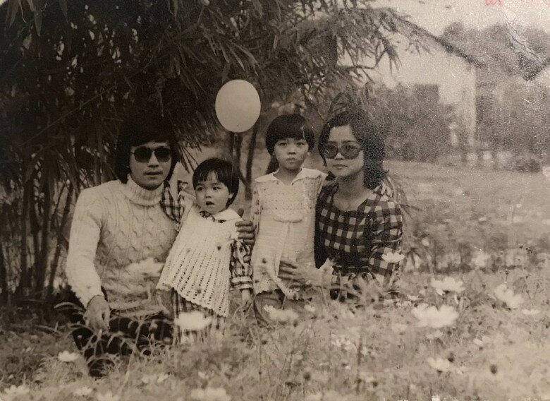 &#34;Cô Trúc&#34; Mai Thu Huyền khoe ảnh gia đình: Mẹ ruột thời trẻ xinh như mộng, hai con gái đều thừa hưởng &#34;gen cực phẩm&#34; - 3