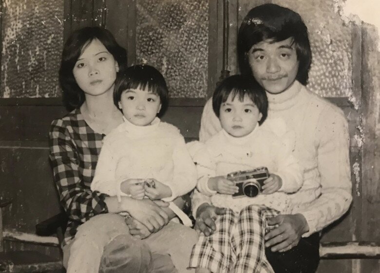 &#34;Cô Trúc&#34; Mai Thu Huyền khoe ảnh gia đình: Mẹ ruột thời trẻ xinh như mộng, hai con gái đều thừa hưởng &#34;gen cực phẩm&#34; - 12