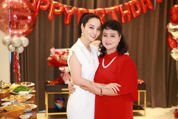 &#34;Cô Trúc&#34; Mai Thu Huyền khoe ảnh gia đình: Mẹ ruột thời trẻ xinh như mộng, hai con gái đều thừa hưởng &#34;gen cực phẩm&#34; - 5