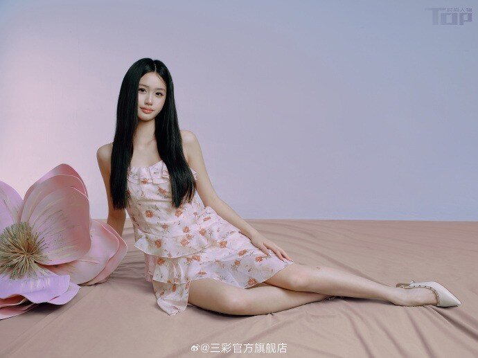 Mẹ là “biểu tượng gợi cảm châu Á”, con gái út của Chung Lệ Đề 15 tuổi đã cao 1m70, đẹp chấn động showbiz - 9