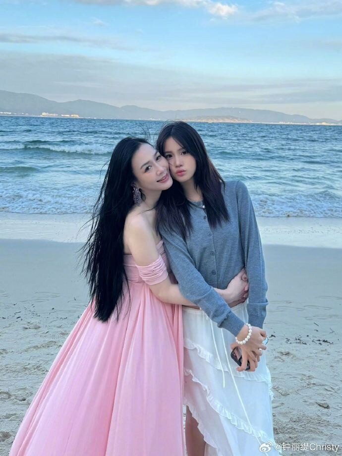 Mẹ là “biểu tượng gợi cảm châu Á”, con gái út của Chung Lệ Đề 15 tuổi đã cao 1m70, đẹp chấn động showbiz - 13