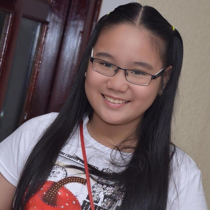 Con gái đại gia ngành nhựa có mẹ là Á hậu, xưa mũm mĩm nay tuổi 23 "chân dài như sếu", có điểm đẹp lấn át mẹ - 4