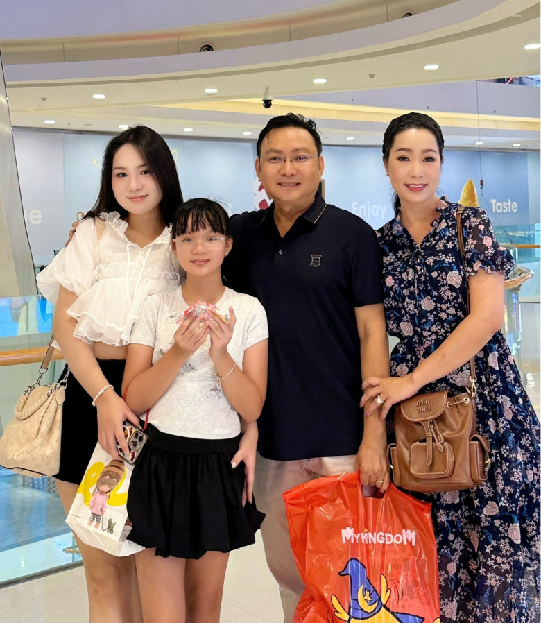 Con gái đại gia ngành nhựa có mẹ là Á hậu, xưa mũm mĩm nay tuổi 23 "chân dài như sếu", có điểm đẹp lấn át mẹ - 3