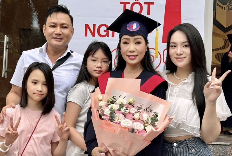 Con gái đại gia ngành nhựa có mẹ là Á hậu, xưa mũm mĩm nay tuổi 23 "chân dài như sếu", có điểm đẹp lấn át mẹ - 2