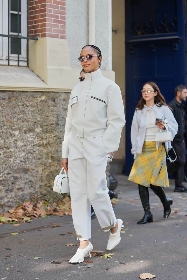 Bắt bài mặc đẹp theo xu hướng tông trắng Cloud Dancer, chị em không bao giờ mặc xấu chỉ nhờ 4 công thức &#34;lên đồ&#34; - 12