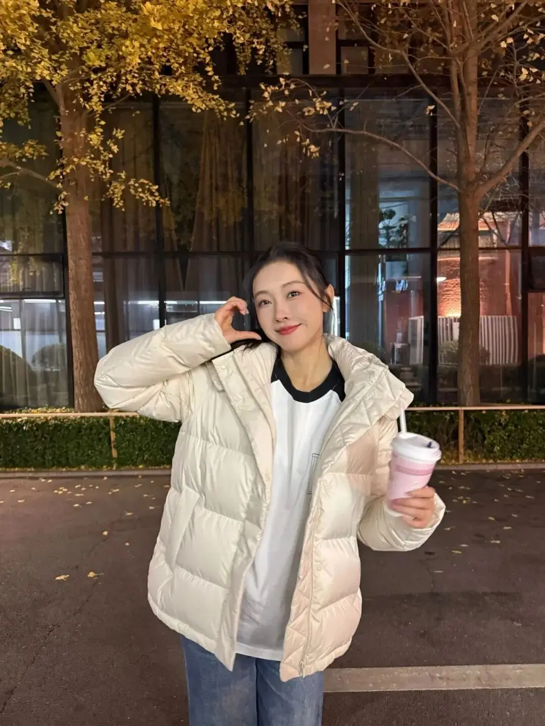 Bắt bài mặc đẹp theo xu hướng tông trắng Cloud Dancer, chị em không bao giờ mặc xấu chỉ nhờ 4 công thức &#34;lên đồ&#34; - 10