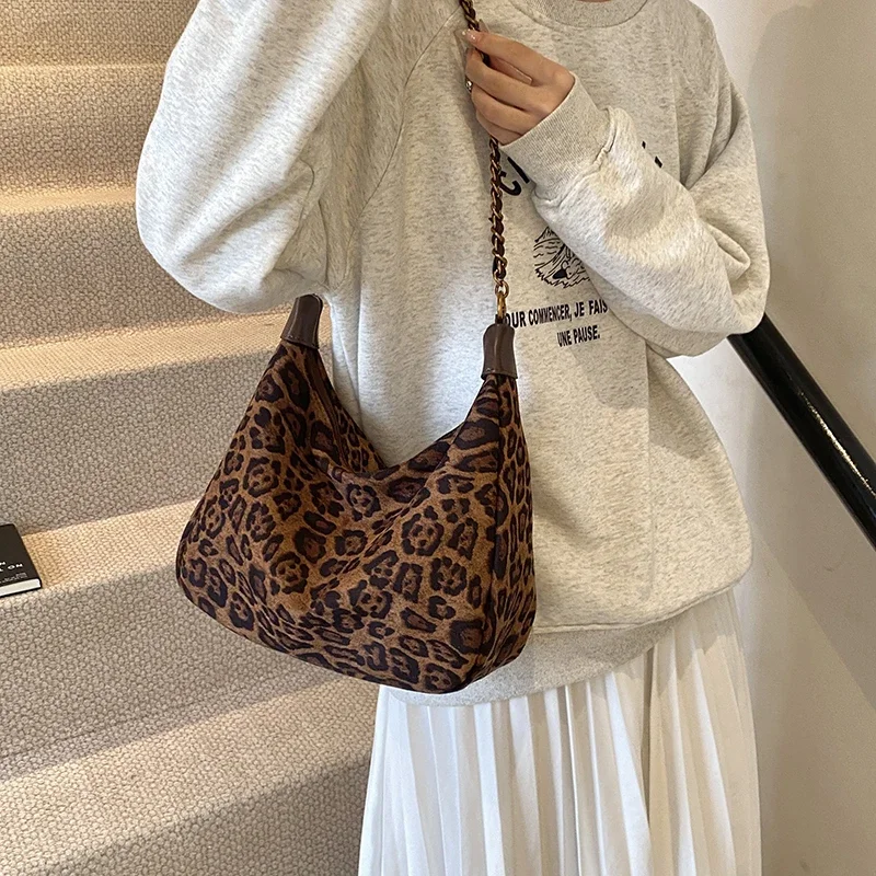 Món đồ mọi phụ nữ có gu thẩm mỹ đều sở hữu vào thu đông này, chị em chỉ cần sắm 1 món cũng đẹp suốt mùa - 3