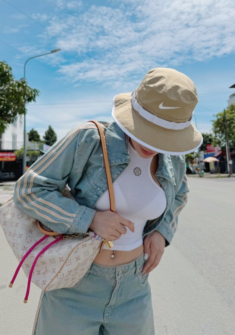 Diệp Lâm Anh U40 ngày càng “hồi xuân”, chăm mặc áo ngắn cũn cực cuốn hút sau khi công khai bạn trai kém tuổi - 5