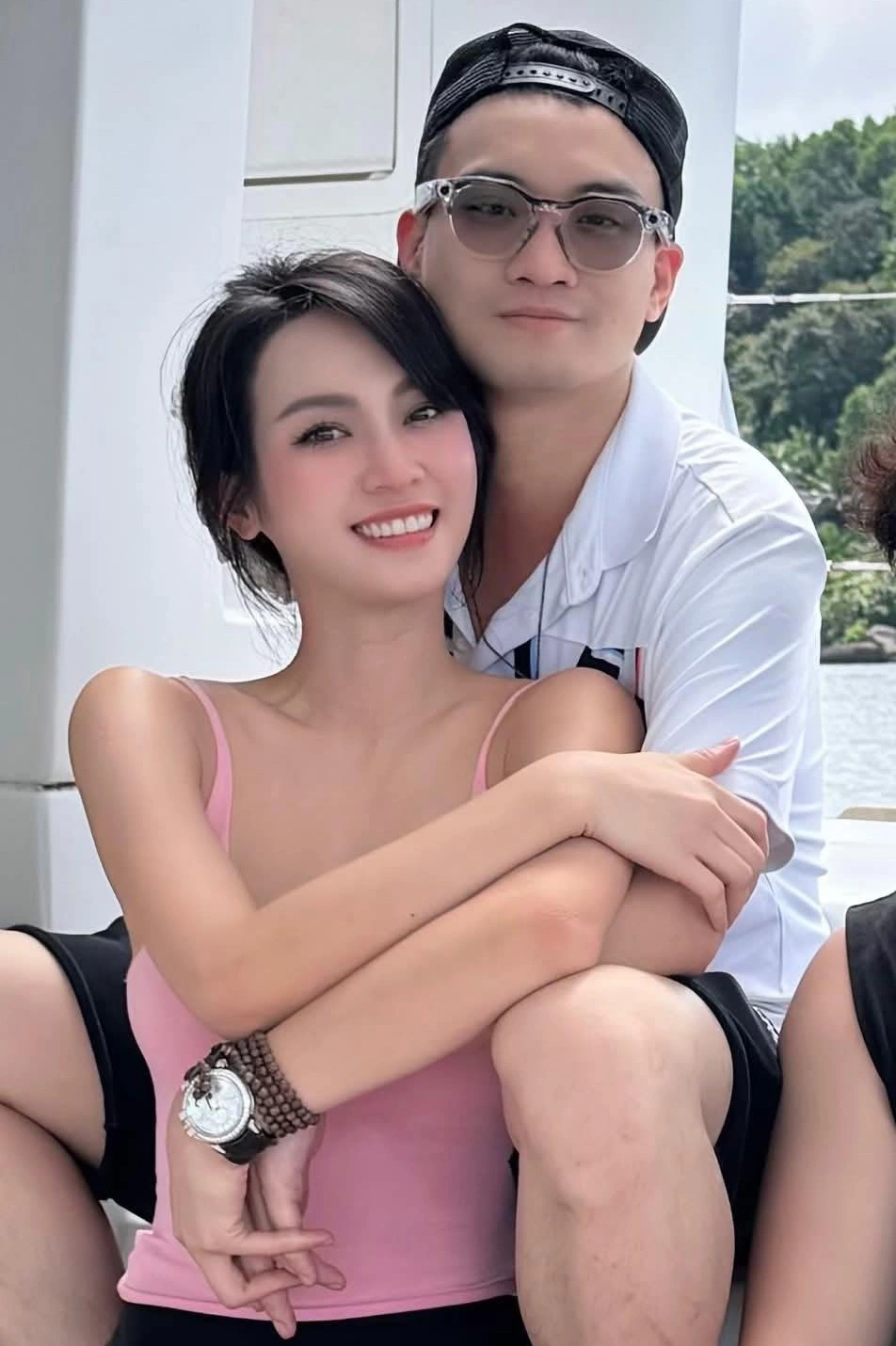 Á hậu hẹn hò chồng cũ Diệp Lâm Anh gây “bỏng mắt” với gu mặc khoe thềm ngực căng tràn, đường cong không góc chết - 1