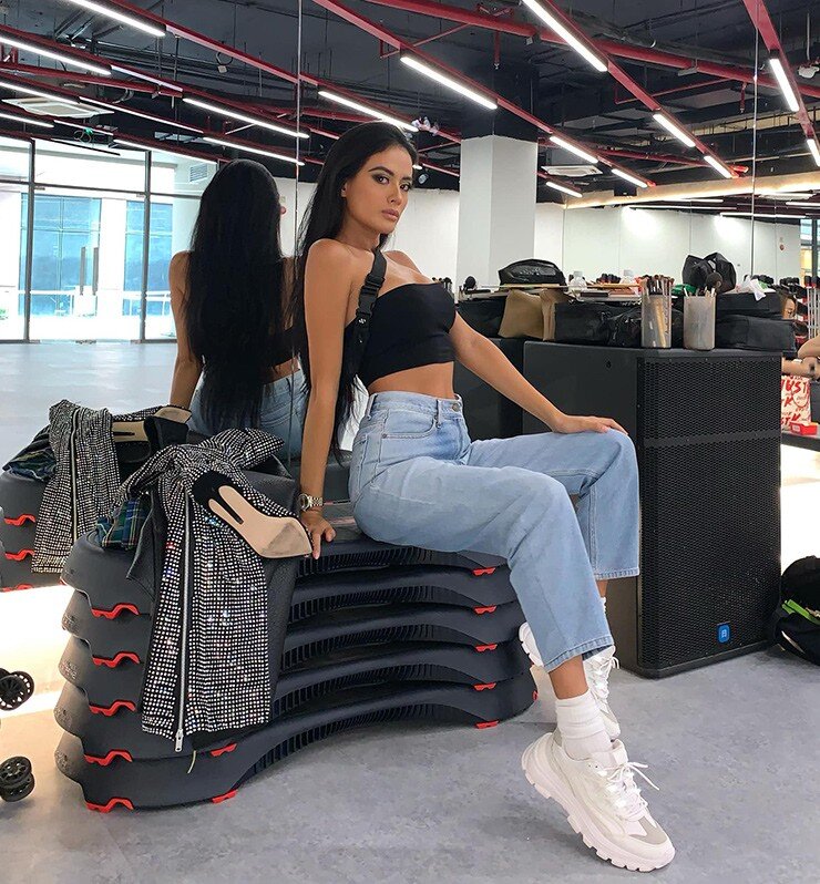 Hoa hậu quốc tế mặc bikini mỏng tang khoe body uốn lượn như cầu trượt dưới trời tuyết lạnh, không cần dùng AI để đu trend - 9