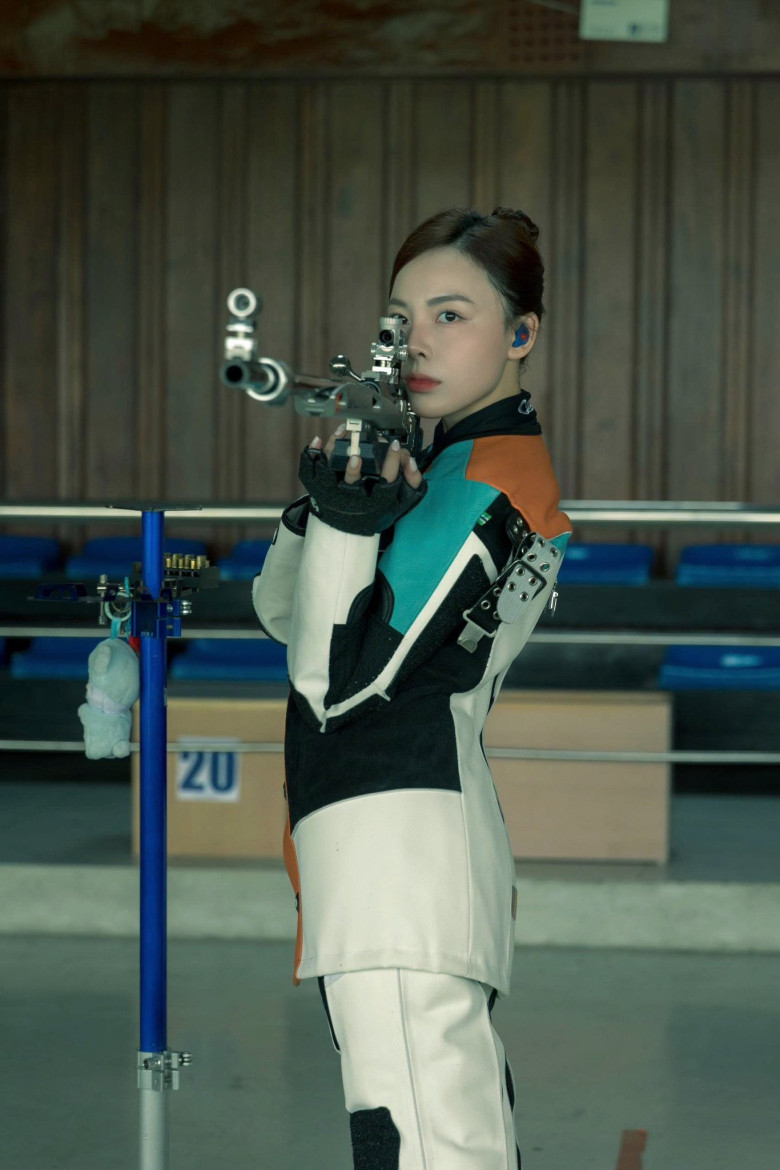 &#34;Hoa khôi bắn súng&#34; 2k4 mang hàm Thượng úy, gây bất ngờ với diện mạo đời thường đẹp như hoa hậu, chân dài chuẩn mẫu - 3