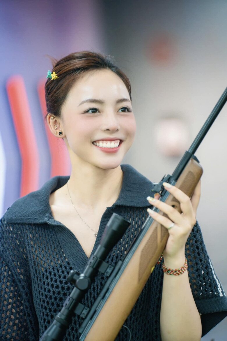 &#34;Hoa khôi bắn súng&#34; 2k4 mang hàm Thượng úy, gây bất ngờ với diện mạo đời thường đẹp như hoa hậu, chân dài chuẩn mẫu - 7