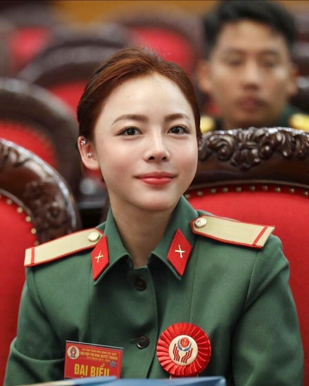 &#34;Hoa khôi bắn súng&#34; 2k4 mang hàm Thượng úy, gây bất ngờ với diện mạo đời thường đẹp như hoa hậu, chân dài chuẩn mẫu - 4