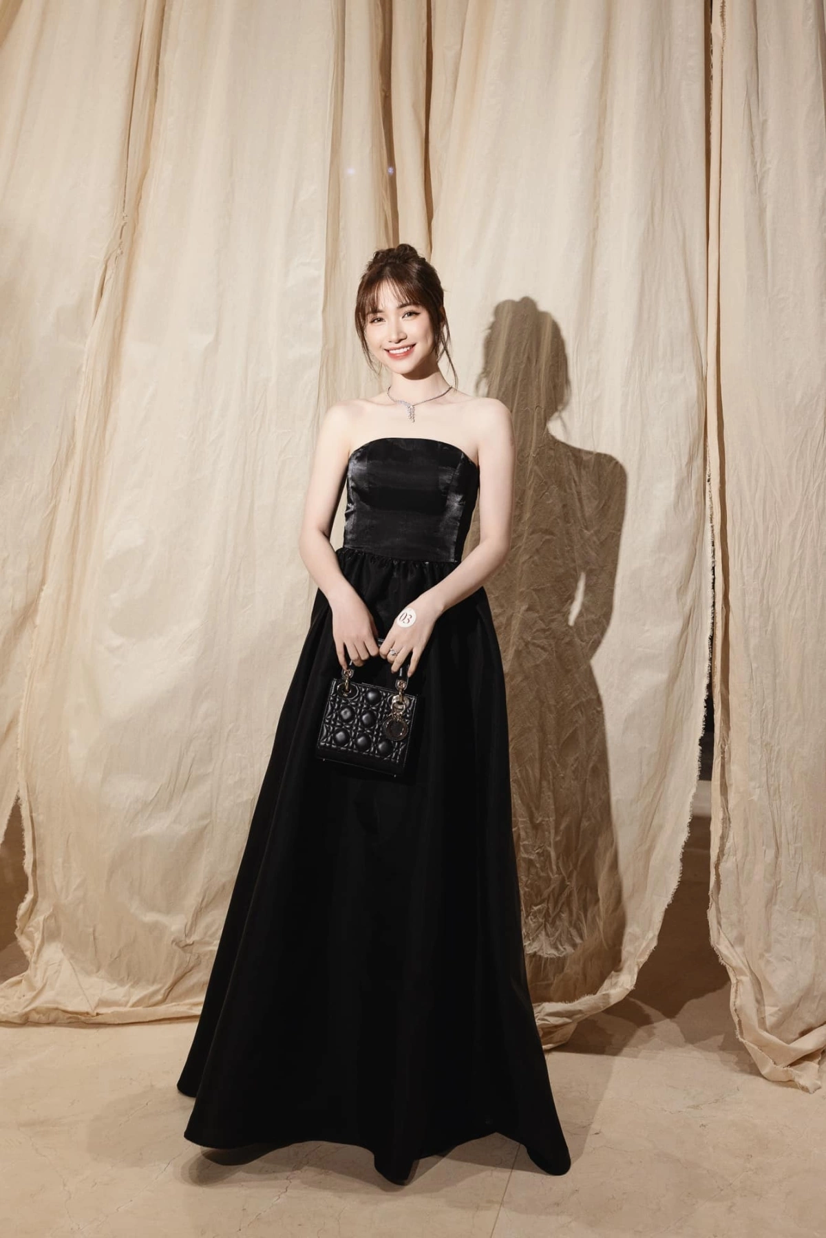 Đi ăn cưới cả showbiz, Hòa Minzy chỉ mặc đúng 2 màu đẹp nổi bật mà không lấn lướt cô dâu, đạt 100 điểm tinh tế - 2