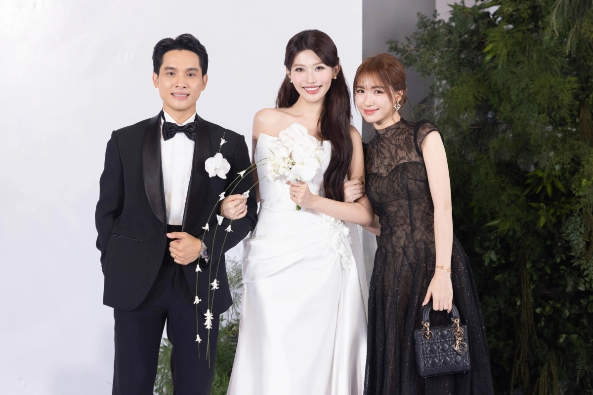 Đi ăn cưới cả showbiz, Hòa Minzy chỉ mặc đúng 2 màu đẹp nổi bật mà không lấn lướt cô dâu, đạt 100 điểm tinh tế - 1