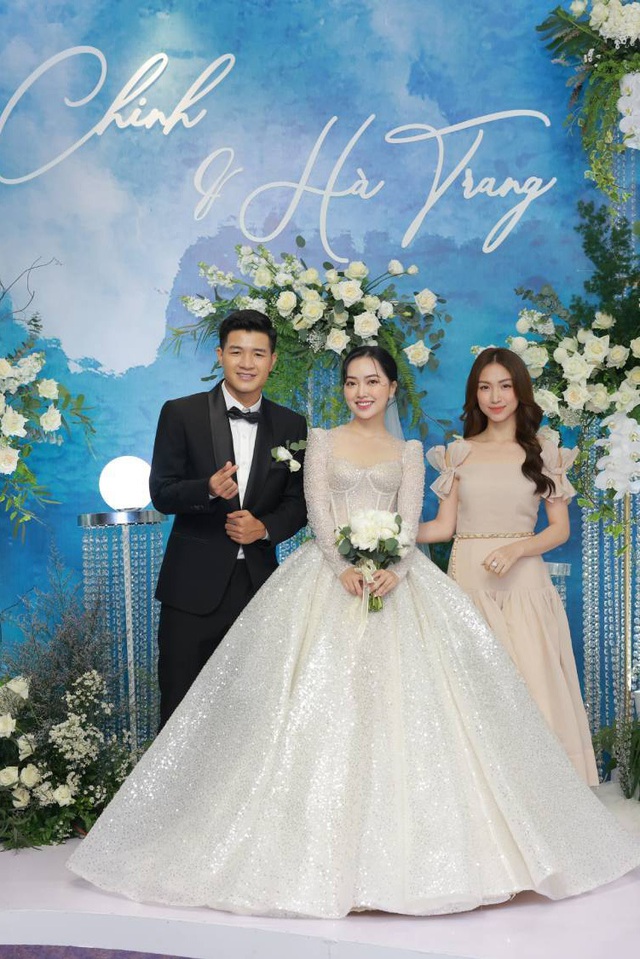 Đi ăn cưới cả showbiz, Hòa Minzy chỉ mặc đúng 2 màu đẹp nổi bật mà không lấn lướt cô dâu, đạt 100 điểm tinh tế - 9