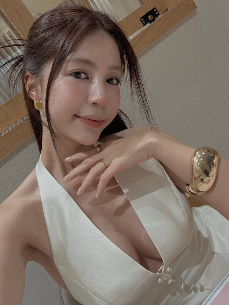 Hot girl đình đám Hà thành chăm khoe "vòng 1" tràn viền hậu trùng tu nhan sắc sau sinh - 6