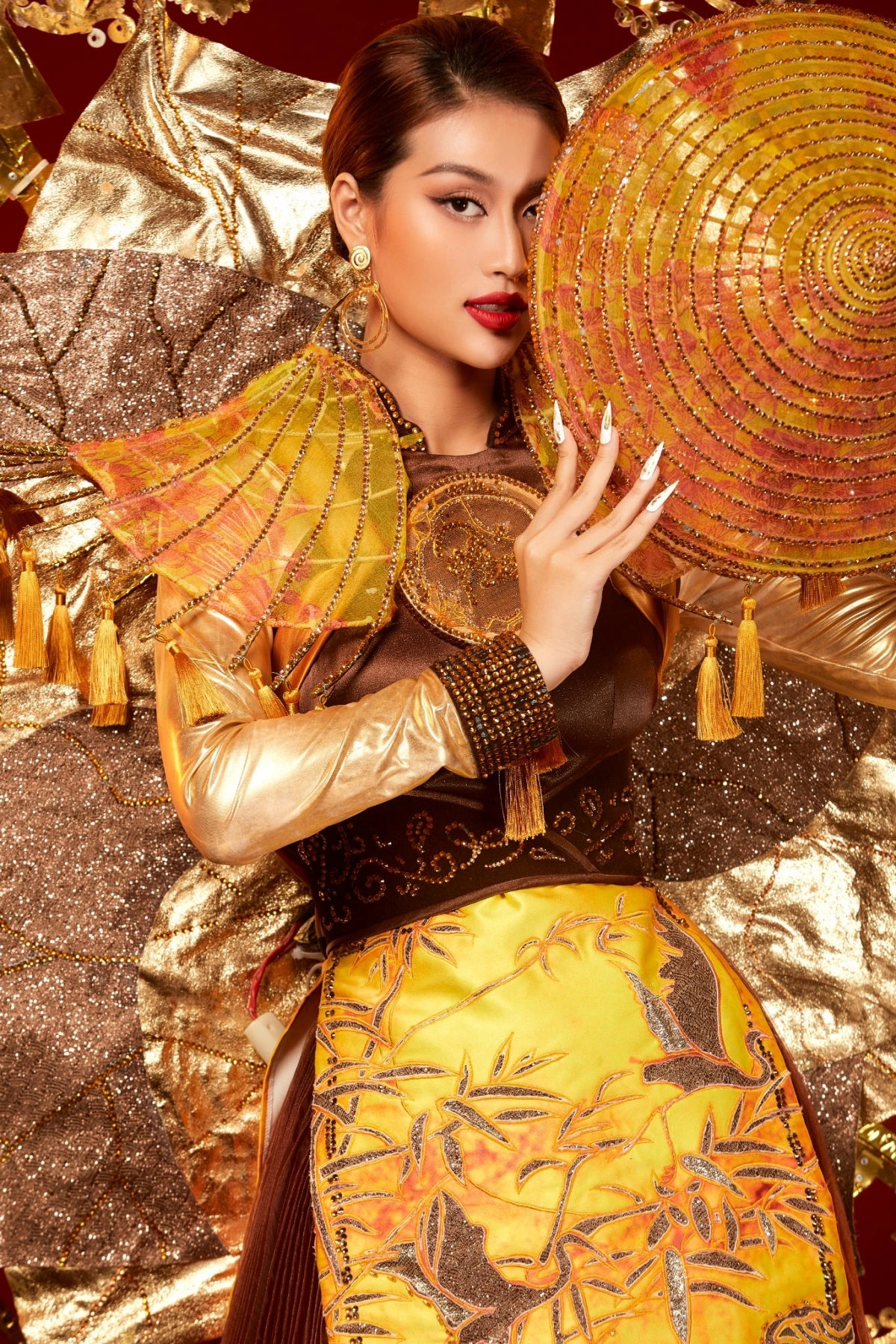 Hương Giang mặc áo dài trắng tinh tại Miss Universe, nhìn lại 4 lần áo dài Việt thắng giải Trang phục dân tộc đẹp nhất - 8