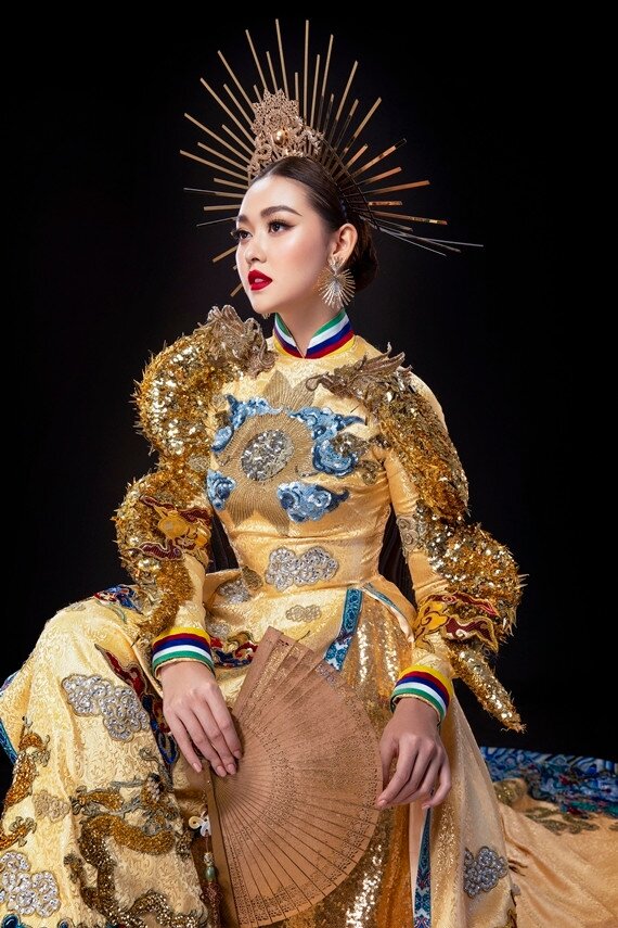 Hương Giang mặc áo dài trắng tinh tại Miss Universe, nhìn lại 4 lần áo dài Việt thắng giải Trang phục dân tộc đẹp nhất - 6