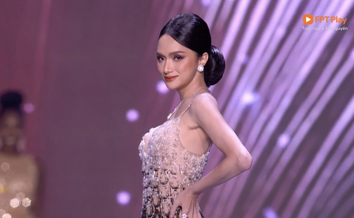 Hương Giang mặc đồ khoét sâu ngực gợi cảm tại bán kết Miss Universe, bùng nổ nhan sắc và thần thái - 5