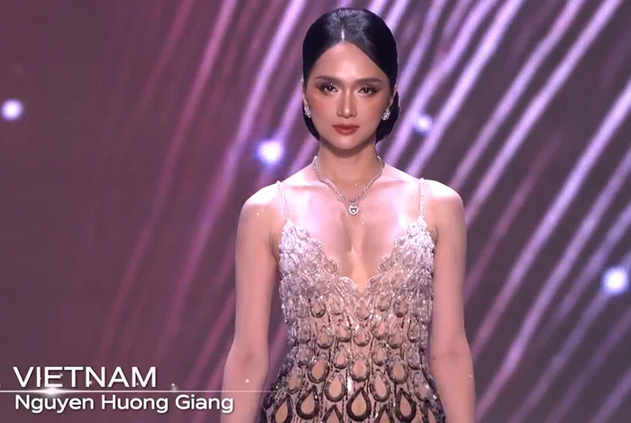 Hương Giang mặc đồ khoét sâu ngực gợi cảm tại bán kết Miss Universe, bùng nổ nhan sắc và thần thái - 2