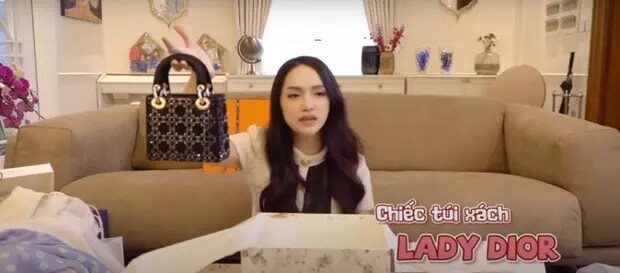 Hương Giang xách túi trăm triệu &#34;tình cũ&#34; tặng phối với chục kiểu váy áo, đọ sắc dàn người đẹp tại Miss Universe - 10