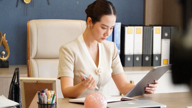 Huyền Lizzie là mỹ nhân mặc đồ công sở đẹp nhất màn ảnh, chị em mê phong cách tổng tài tham khảo ngay - 8