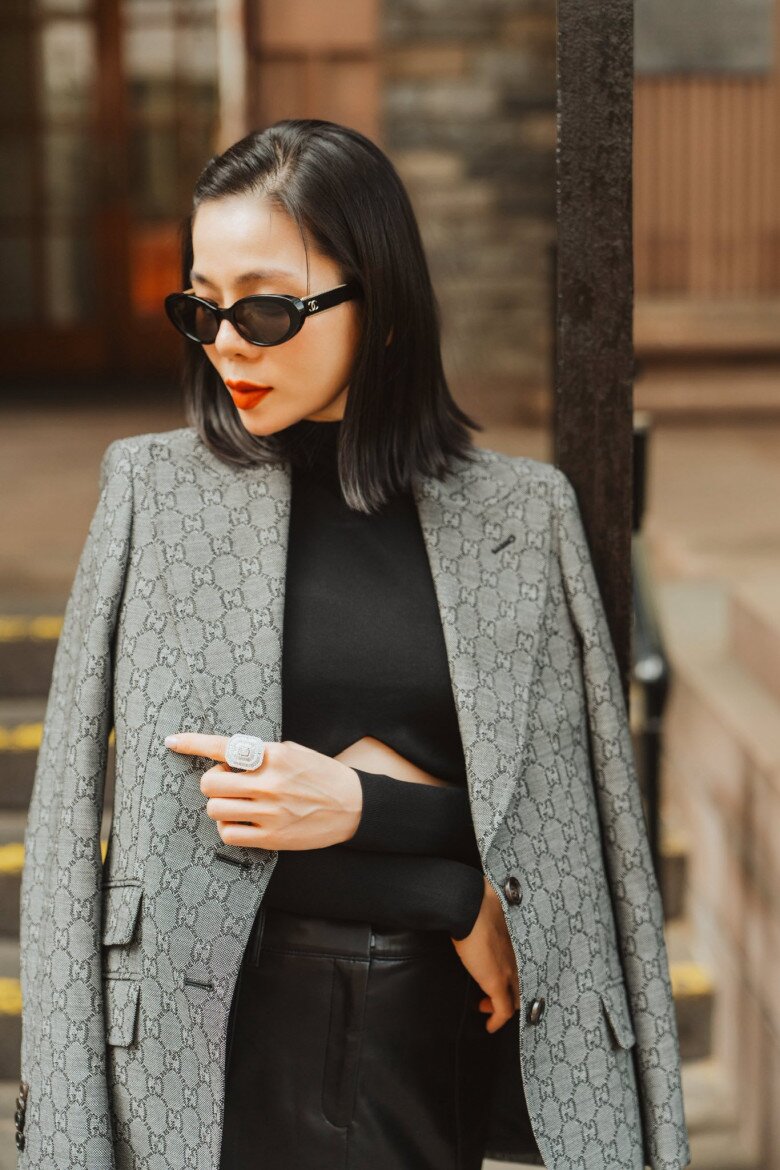 Không chơi style &#34;giàu ngầm&#34;, Lệ Quyên có hẳn bộ sưu tập áo khoác mặc lên là toát mùi tiền, xa xỉ thấy rõ - 9