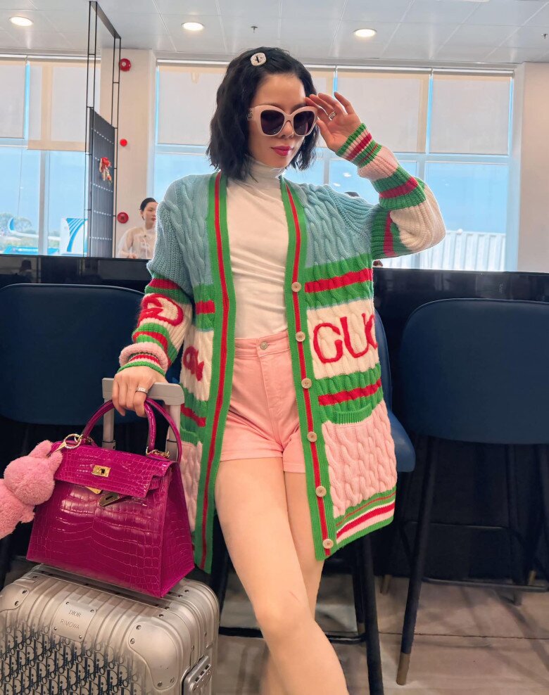 Không chơi style &#34;giàu ngầm&#34;, Lệ Quyên có hẳn bộ sưu tập áo khoác mặc lên là toát mùi tiền, xa xỉ thấy rõ - 10