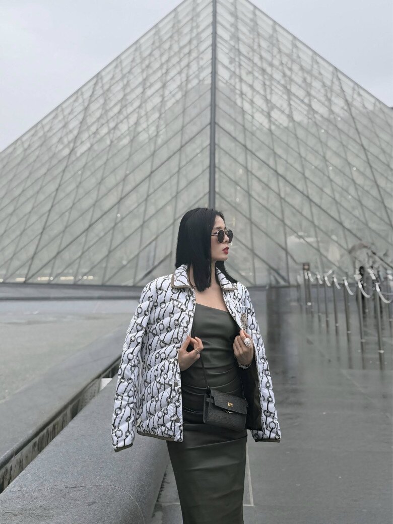 Không chơi style &#34;giàu ngầm&#34;, Lệ Quyên có hẳn bộ sưu tập áo khoác mặc lên là toát mùi tiền, xa xỉ thấy rõ - 1