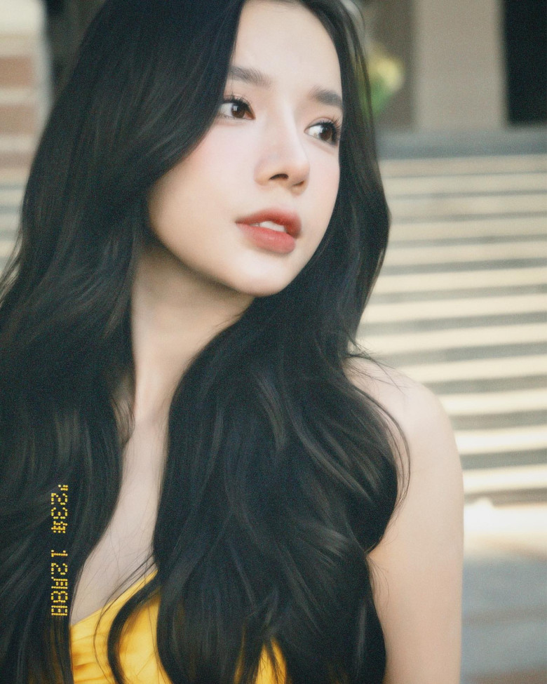 "Con gái" Trường Giang là nàng thơ mới của Trấn Thành, đẹp siêu thực như AI, eo nhỏ 56cm vạn người mê - 11