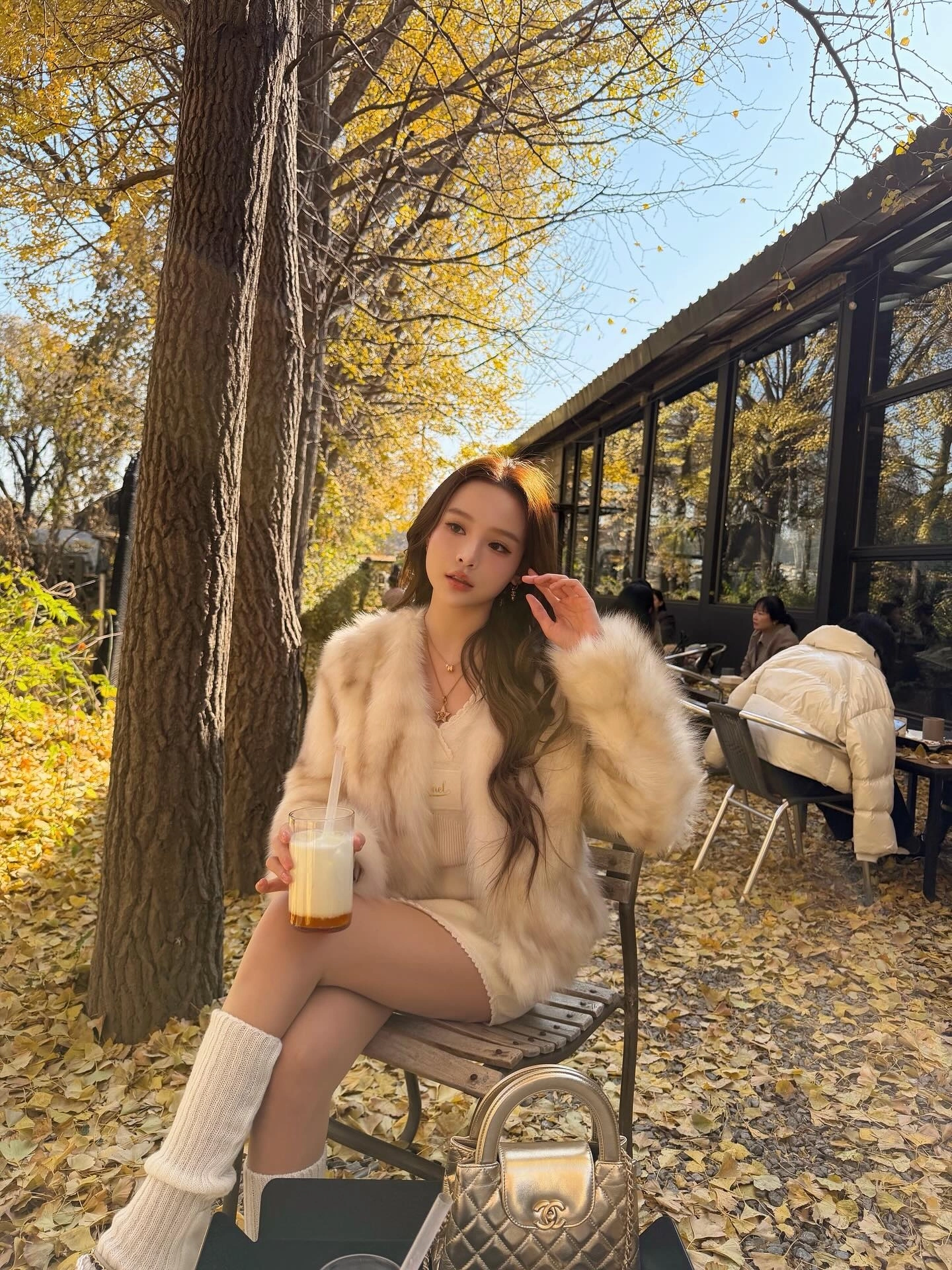 Mặc áo khoác lông vừa sang vừa trẻ như mỹ nhân Việt, chị em hóa thành quý cô &#34;giàu ngầm&#34; - 2