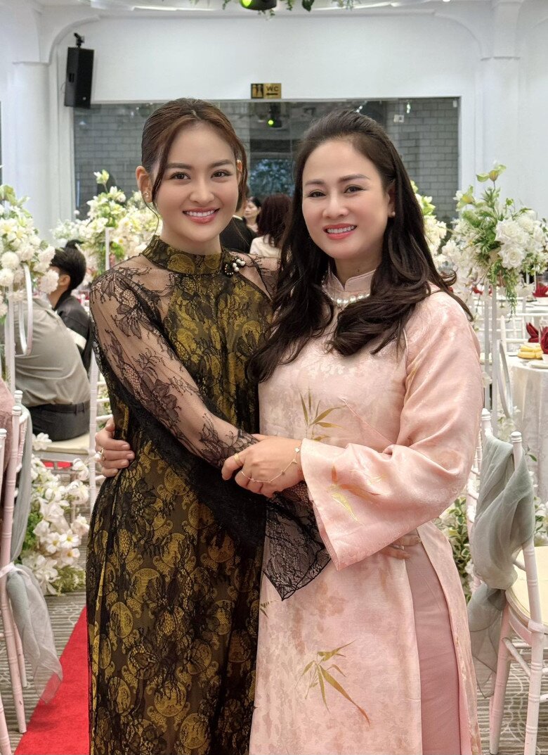 "Bạn gái Mạnh Trường" hiếm hoi khoe nhan sắc mẹ ruột trẻ đẹp như chị em sinh đôi khiến con gái cũng phải "xách dép" - 1