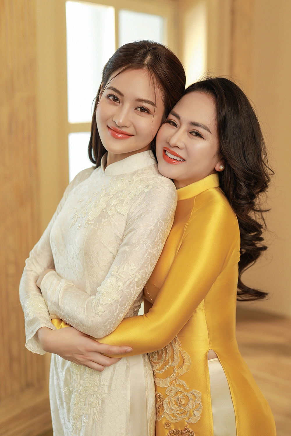 "Bạn gái Mạnh Trường" hiếm hoi khoe nhan sắc mẹ ruột trẻ đẹp như chị em sinh đôi khiến con gái cũng phải "xách dép" - 3