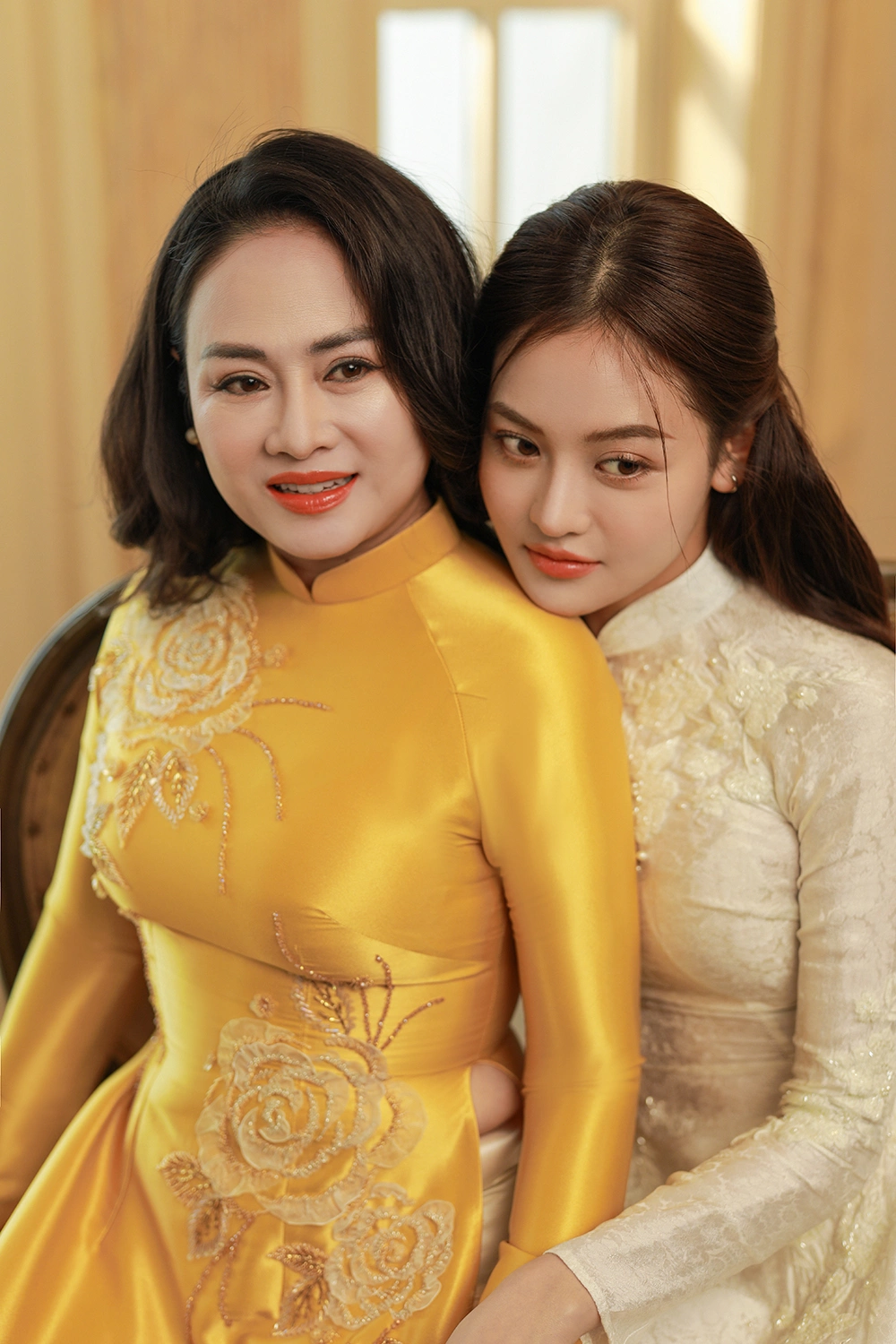 "Bạn gái Mạnh Trường" hiếm hoi khoe nhan sắc mẹ ruột trẻ đẹp như chị em sinh đôi khiến con gái cũng phải "xách dép" - 4