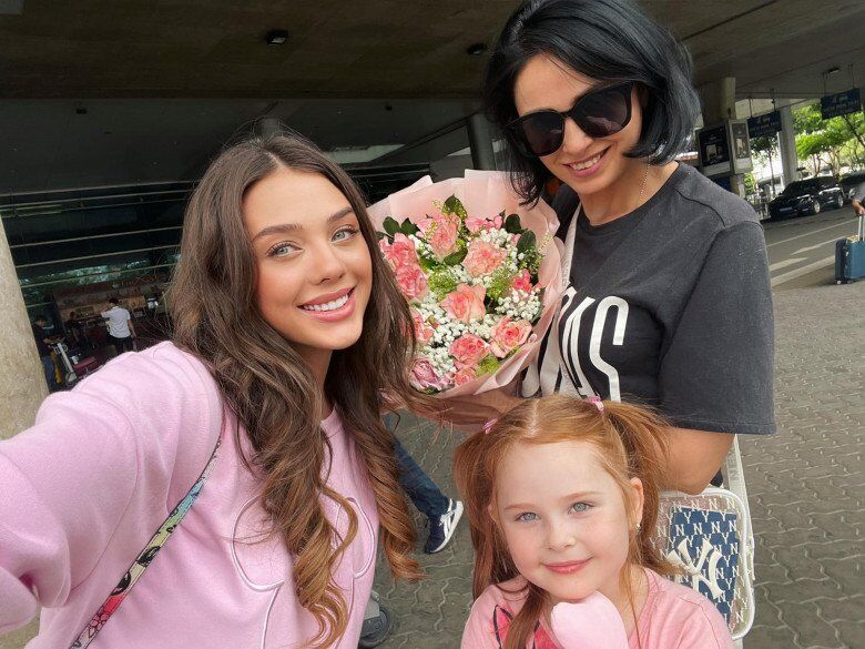 Mẹ vợ Bùi Tiến Dũng sinh ở nơi "phụ nữ đẹp nhất thế giới", nhìn sang mẹ vợ Đoàn Văn Hậu càng trầm trồ hơn - 2