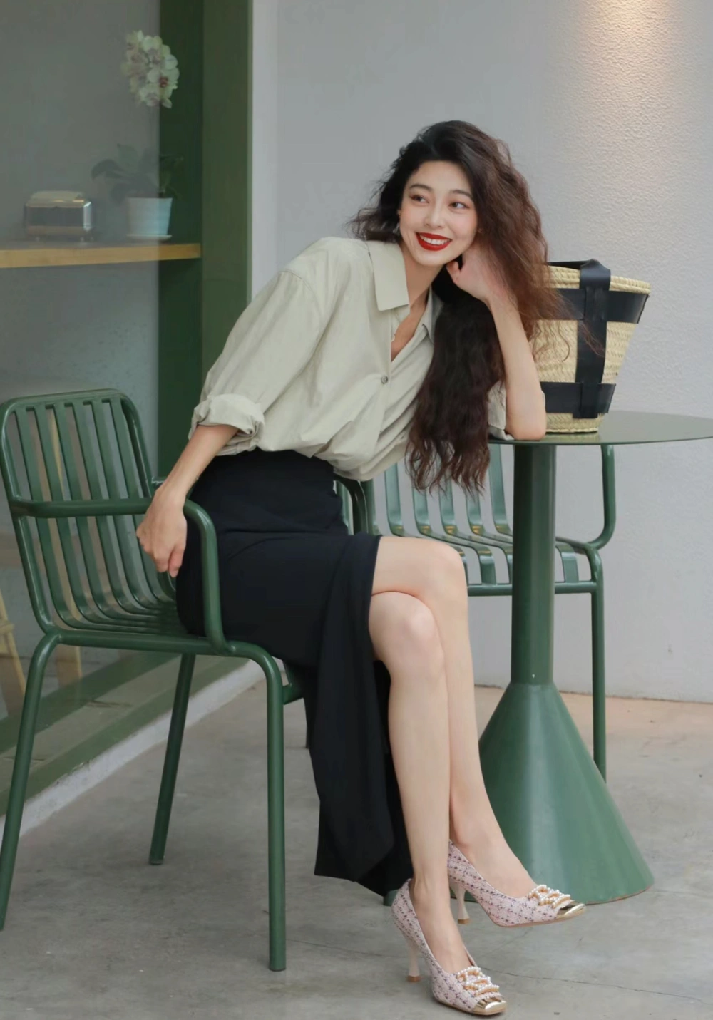 Mùa thu này đừng chỉ mặc sơ mi, quần âu đi làm, 7 outfit công sở trẻ trung, thanh lịch khiến đồng nghiệp phải ghen tỵ - 6