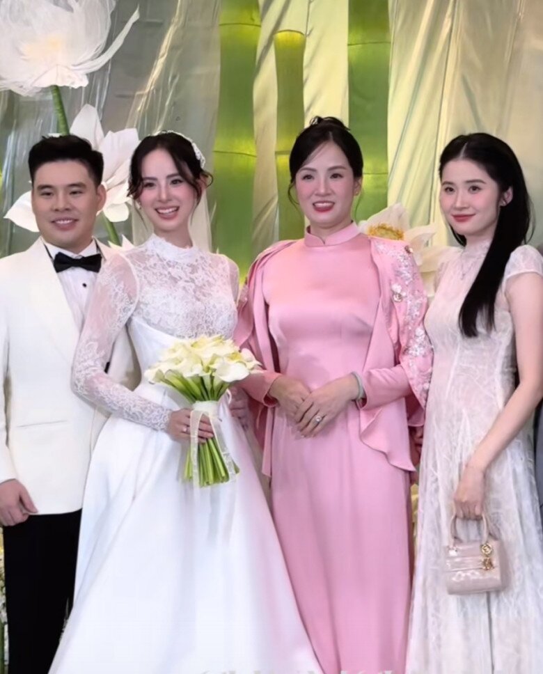 Chị gái Hương Liên có vẻ đẹp một 9 một 10 với em gái, nhìn sang mẹ ruột mới thấy gia đình toàn cực phẩm nhan sắc - 2