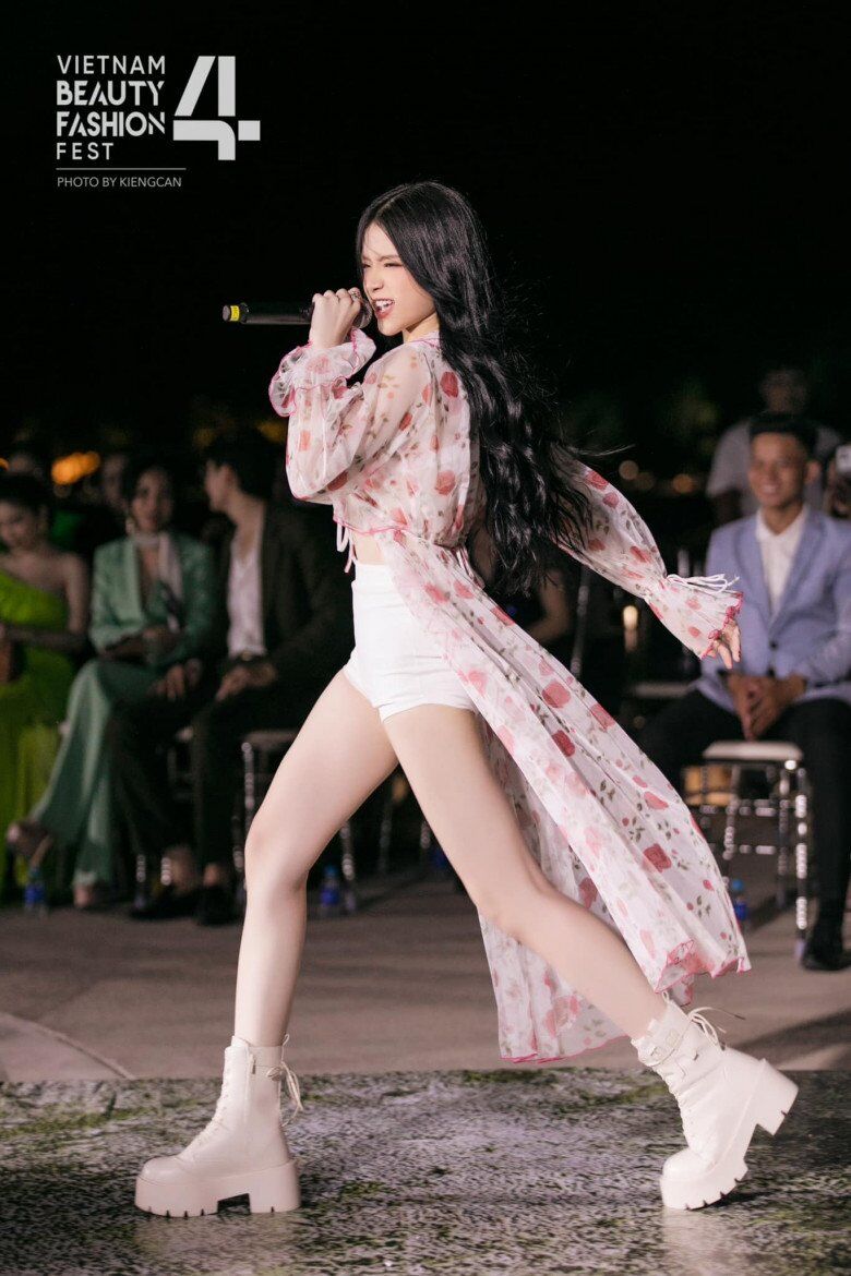 Gái xinh Hà Nội từng lọt top tìm kiếm Google lộ ảnh hẹn hò ở Pháp: 16 tuổi bị chê "chín ép", nay thay đổi khó tin - 10