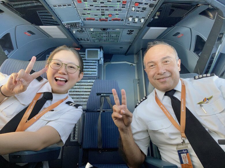 Nữ cơ phó U30 đốn tim với gương mặt &#34;búng ra sữa&#34;, ăn mặc dễ thương như nữ sinh khác hẳn khi mặc đồng phục bay - 2