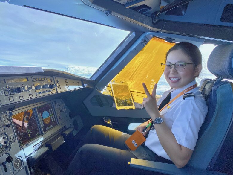 Nữ cơ phó U30 đốn tim với gương mặt &#34;búng ra sữa&#34;, ăn mặc dễ thương như nữ sinh khác hẳn khi mặc đồng phục bay - 1