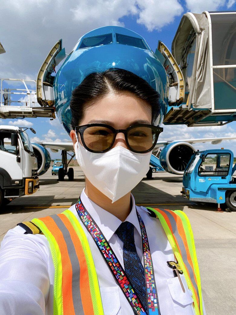 Nữ cơ trưởng đầu tiên của Việt Nam từng hủy hôn với Trương Thế Vinh, U40 không hề bị thời gian bào mòn, sắc vóc đời thực lấn át người nổi tiếng - 12