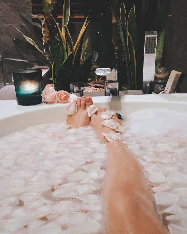 Nữ tiếp viên trưởng đẹp nhất nhì ngành hàng không có gia thế đặc biệt, U40 giữ da trong như ngọc, body không góc chết - 8