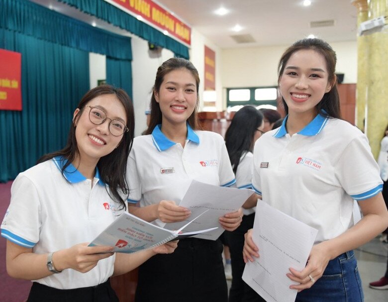 Chị gái &#34;sinh đôi&#34; của Đỗ Thị Hà có nhan sắc một 9 một 10 với nàng hậu, có một điểm chung với em gái - 3